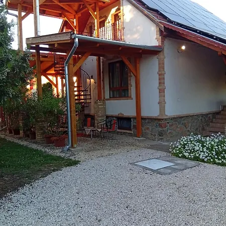 Hagyományőrző és Múltidéző Porta