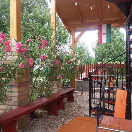 Hagyományőrző és Múltidéző Porta Apartman Báta