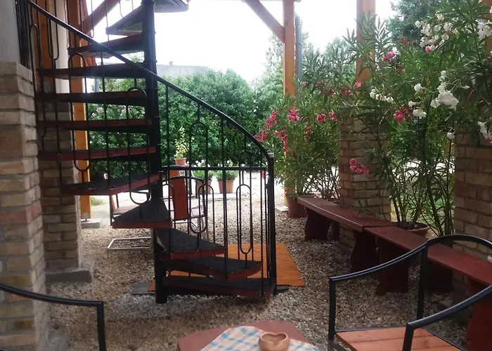 Hagyomanyorzo Es Multidezo Porta Appartement